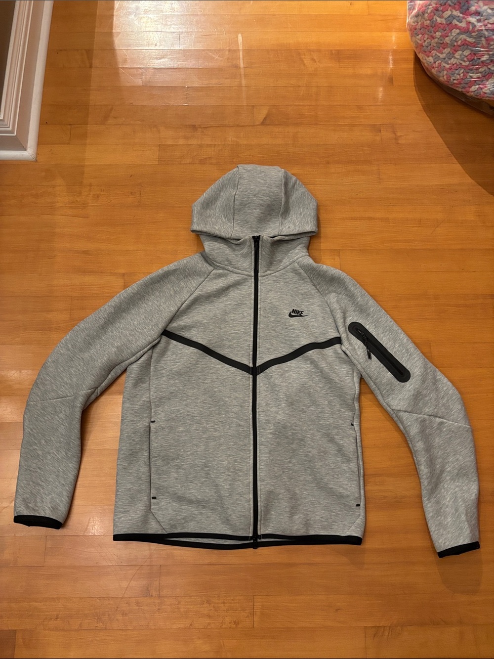 Nike Men’s Light Gray Full-Zip Hooded sweater